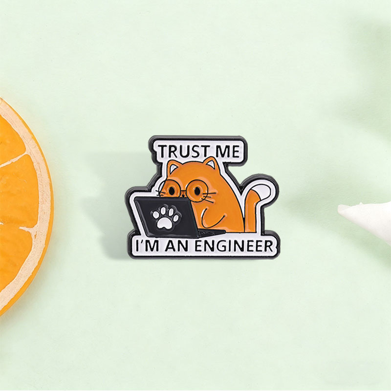 Laptop Accessories Design - Przypinka emaliowana z cytatem: Jestem inżynierem,