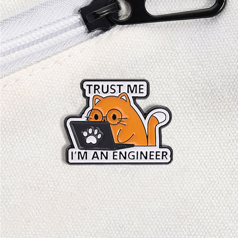 Przypinka emaliowana z cytatem – Laptop Accessories Design recenzja i cena