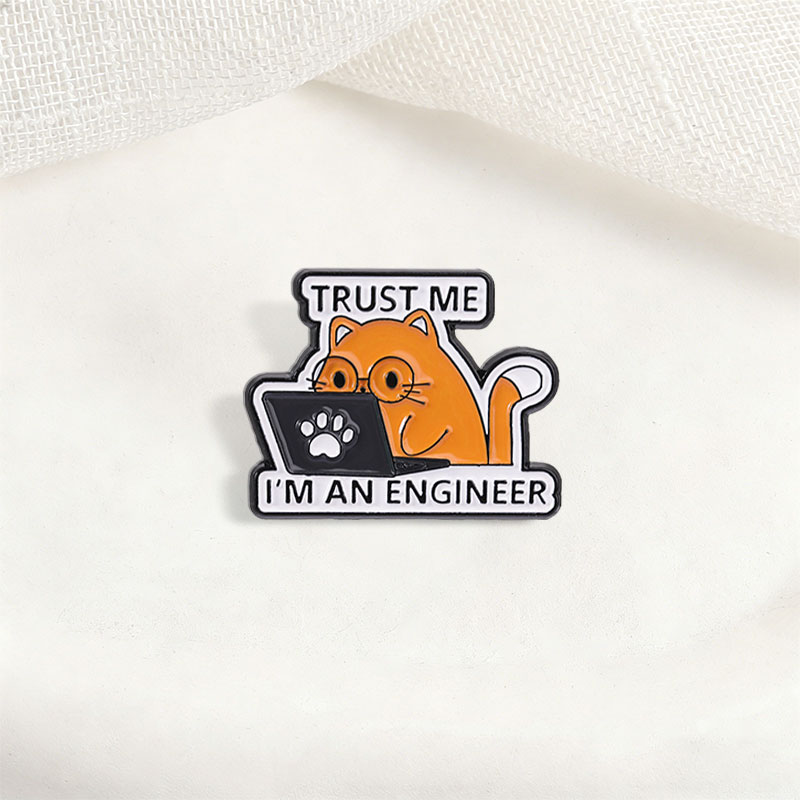 Przypinka emaliowana z cytatem – Laptop Accessories Design recenzja i cena