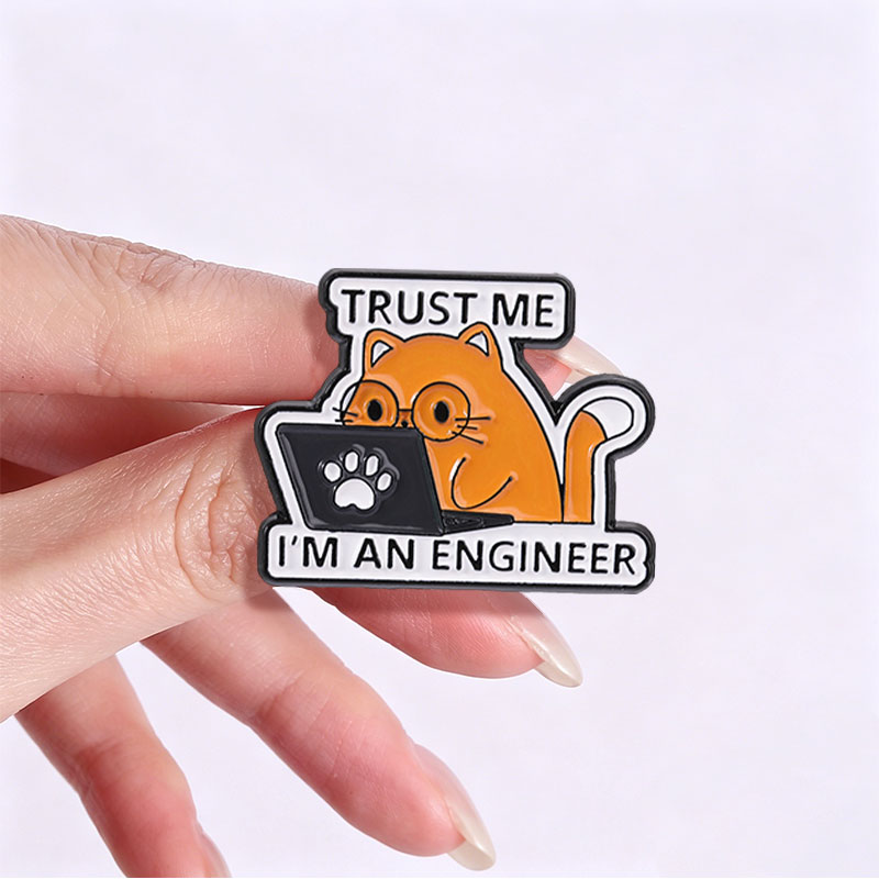 Przypinka emaliowana z cytatem – Laptop Accessories Design recenzja i cena